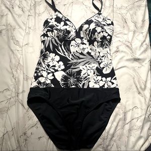 ⬇️$25 Krista one‎ piece swim suit size 14